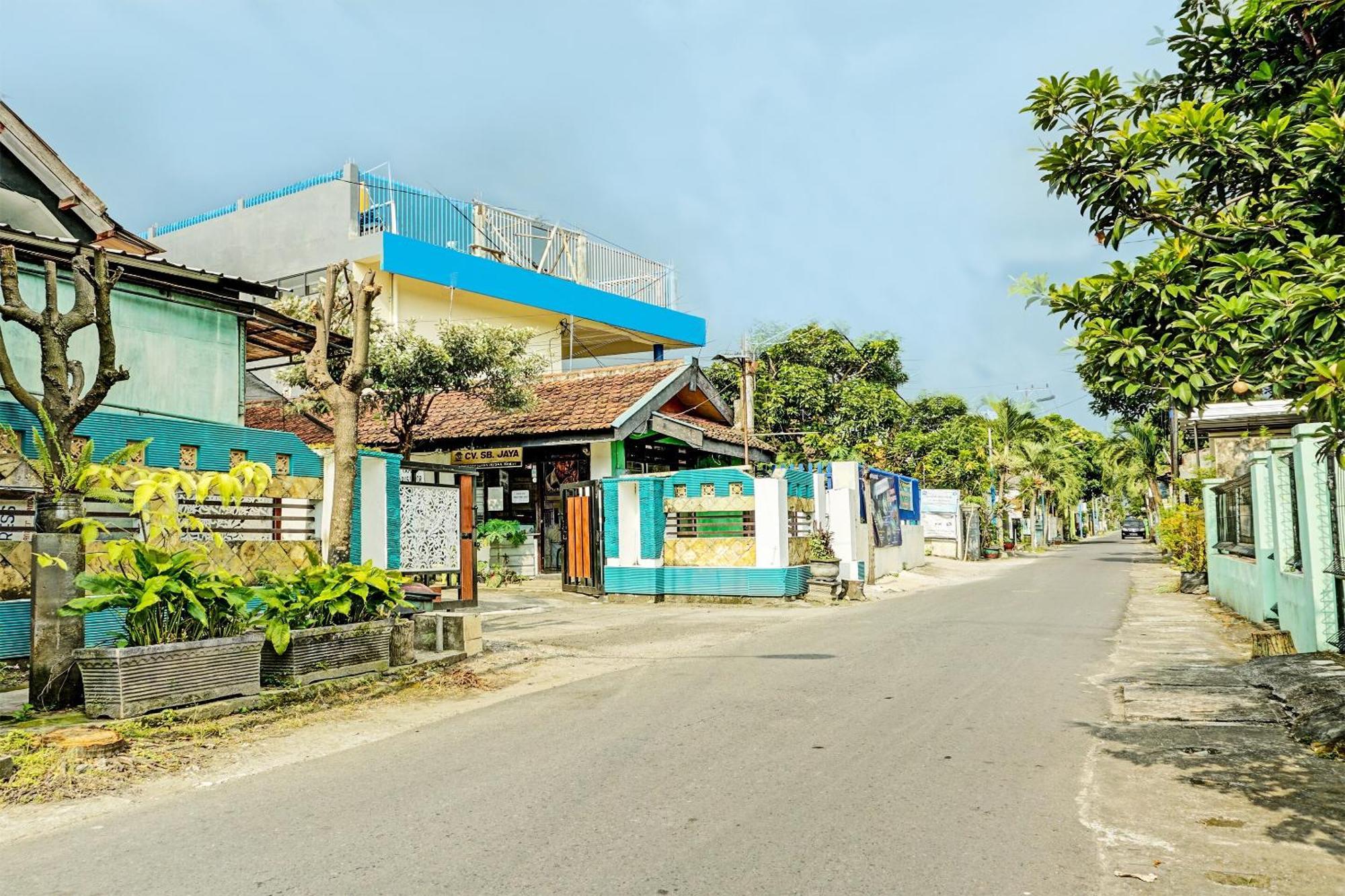 Spot On 92400 Dhaha House Syariah Kediri (East Java)