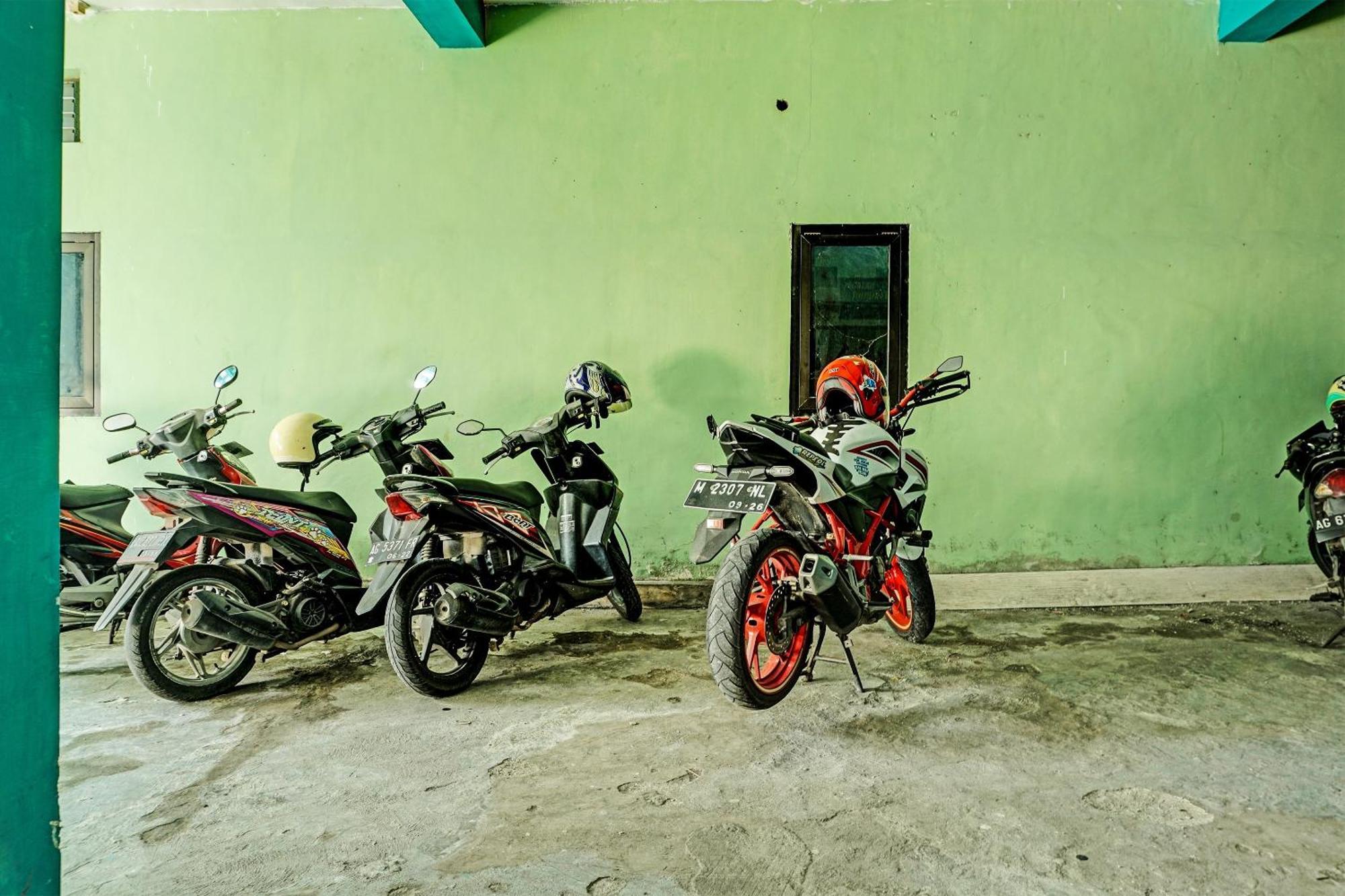 Spot On 92400 Dhaha House Syariah Kediri (East Java)